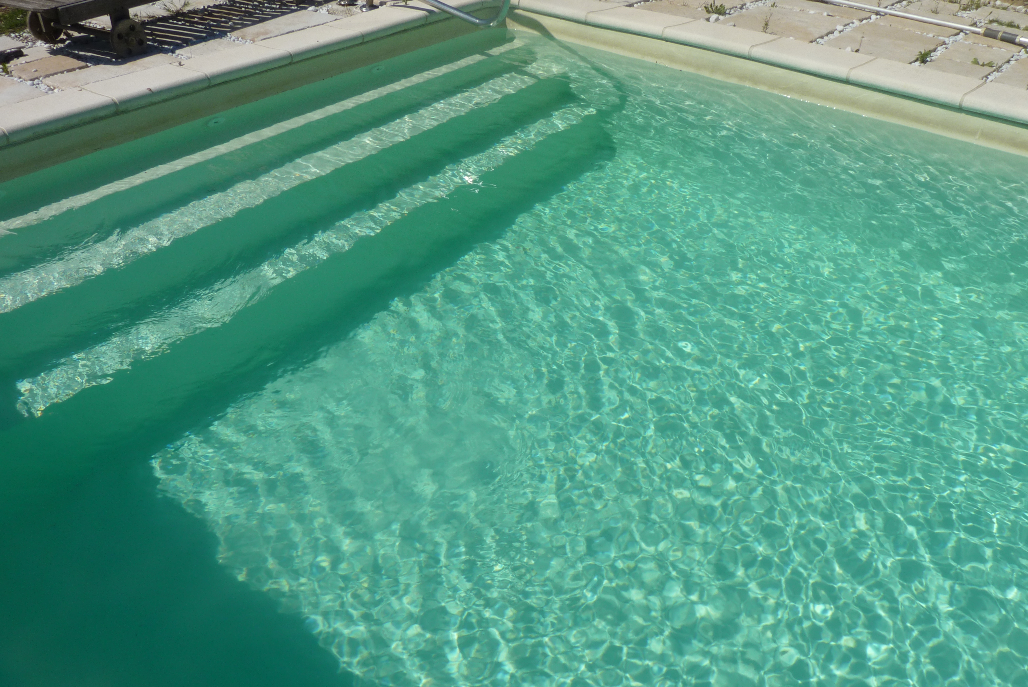 Eau de piscine propre après traitement avec un clarifiant naturel BioFloc-Plus