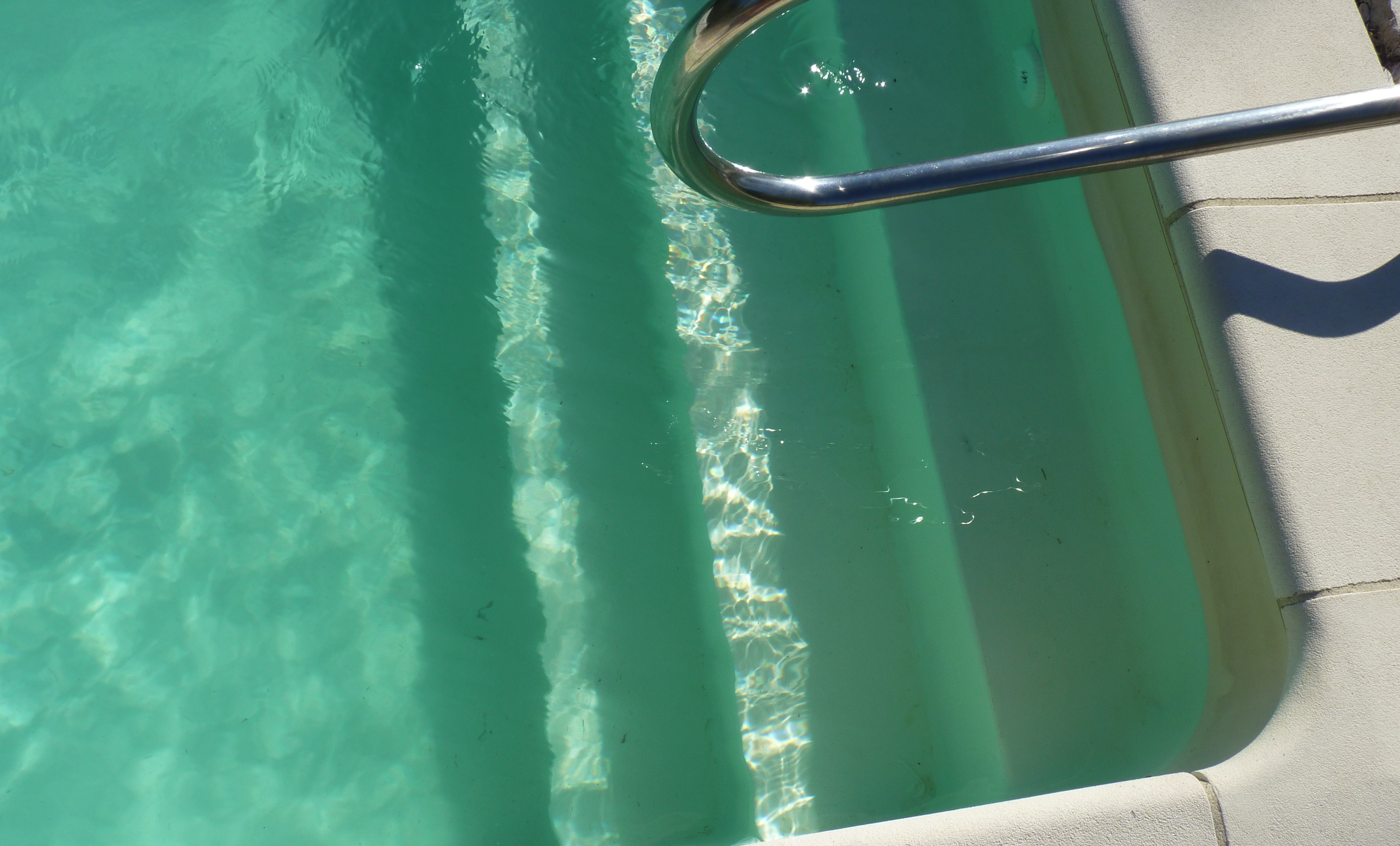 eau piscine nettoyée après hivernage grâce à Biofloc-plus produit d'origine naturelle